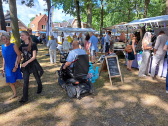 Marktkramen onder de bomen op de markt van Melk en Honing 2026